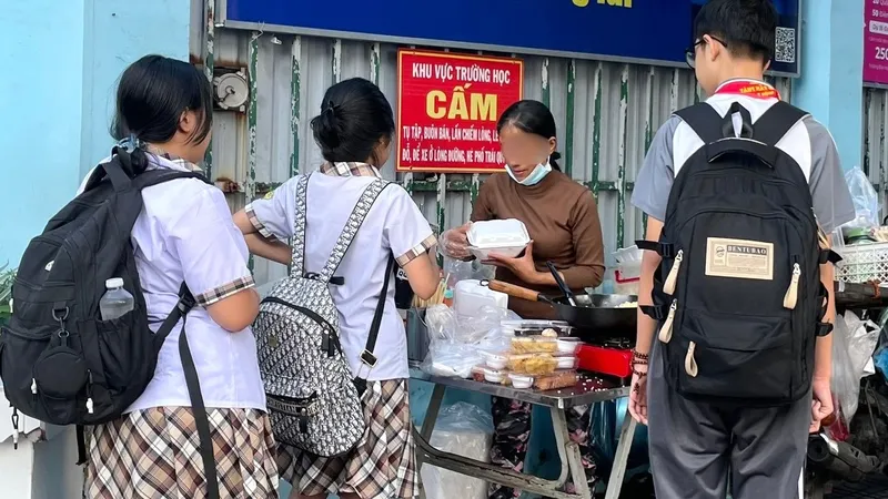 Người bán hàng rong "quên" đeo khẩu trang khi bán thực phẩm cho học sinh