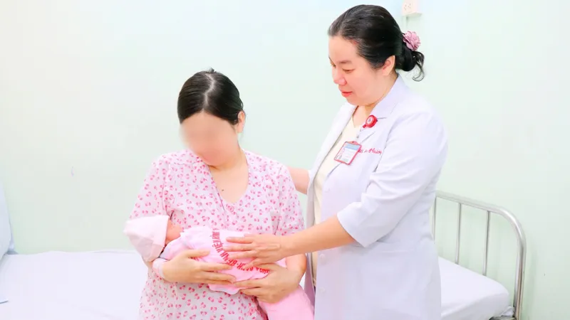Phẫu thuật trong đêm cắt khối u hơn 1kg, cứu mẹ con sản phụ 