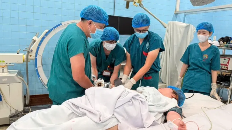 Khoảnh khắc bác sĩ cứu bàn tay người bệnh khỏi máy xay thịt