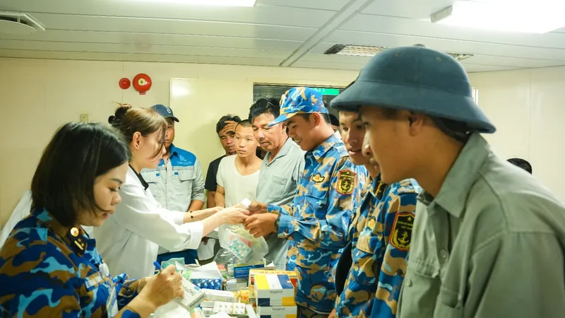 Khen thưởng các y, bác sĩ TPHCM vừa hoàn thành nhiệm vụ tại Trường Sa