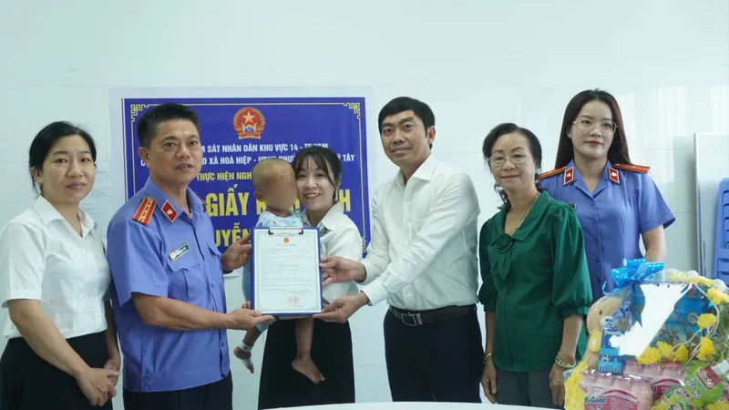 Trao giấy khai sinh cho bé trai 2 tuổi bị bạo hành tại TPHCM