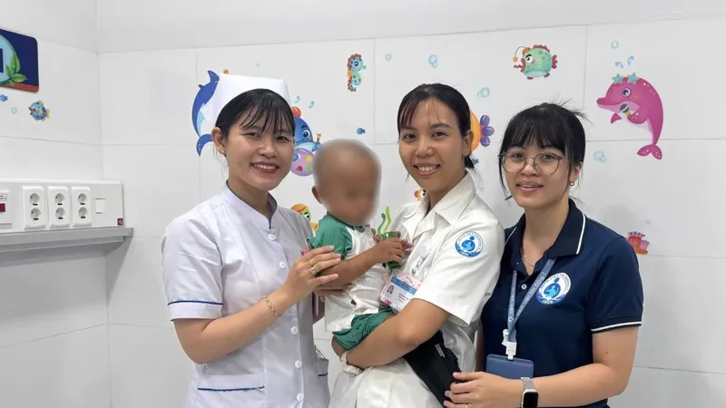 Bé trai 2 tuổi bị bạo hành đã xuất viện