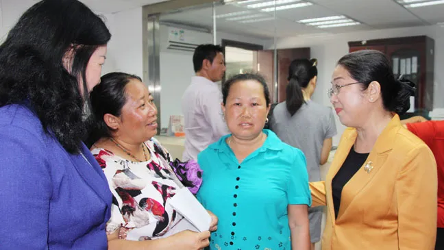 Phó Bí thư Thành ủy TPHCM Võ Thị Dung (bìa phải) thăm hỏi kiều bào tại tỉnh Quảng Tây, Tryun