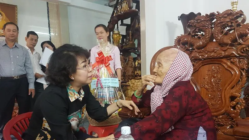 Chủ tịch Ủy ban MTTQ Việt Nam Tô Thị Bích Châu thăm hỏi sức khỏe Mẹ Việt Nam Anh hùng Nguyễn Thị Đời