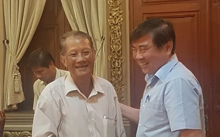 Ông Nguyễn Thanh Giảng (trái) vui mừng trước quyết định giải quyết nhanh vụ khiếu nại của Chủ tịch UBND TPHCM Nguyễn Thành Phong