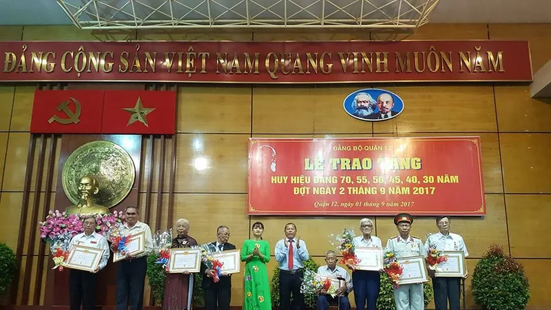 Trao Huy hiệu 55, 50 năm tuổi Đảng cho 7 đảng viên