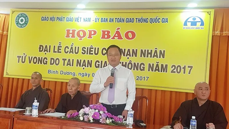 Phó Chủ tịch chuyên trách Ủy ban an toàn giao thông quốc gia Khuất Việt Hùng tại buổi họp báo