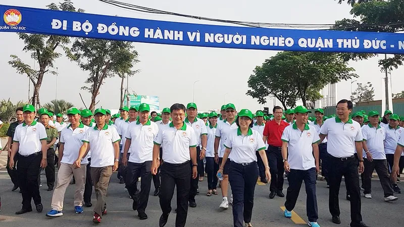 Các đồng chí lãnh đạo TPHCM tham gia cuộc đi bộ "Vì người nghèo" sáng 11-11-2017.