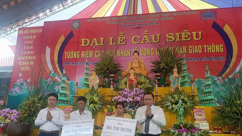 Đại diện Ủy ban Trung ương MTTQ Việt Nam và Ủy ban ATGTQG trao tặng tiền xây dựng nhà tình thương cho 2 gia đình có người thân tử nạn do TNGT