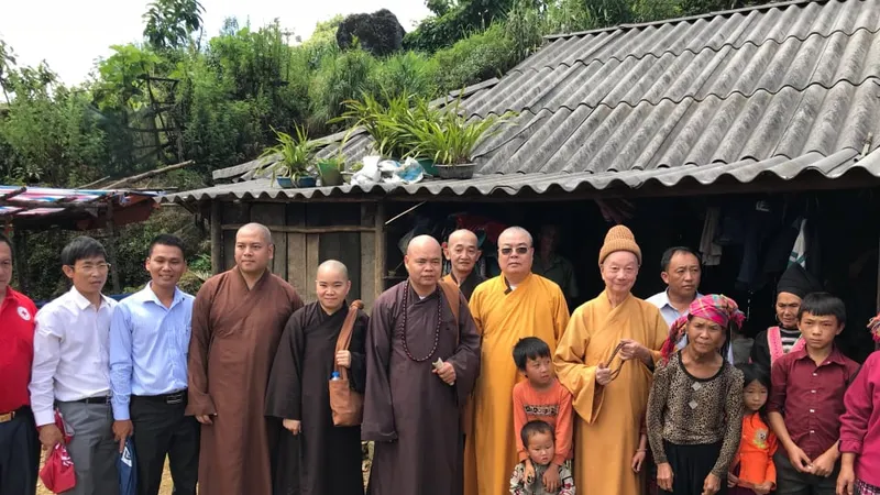  Đoàn đến thăm hỏi một hộ dân ở huyện Mường Tè (tỉnh Lai Châu)
