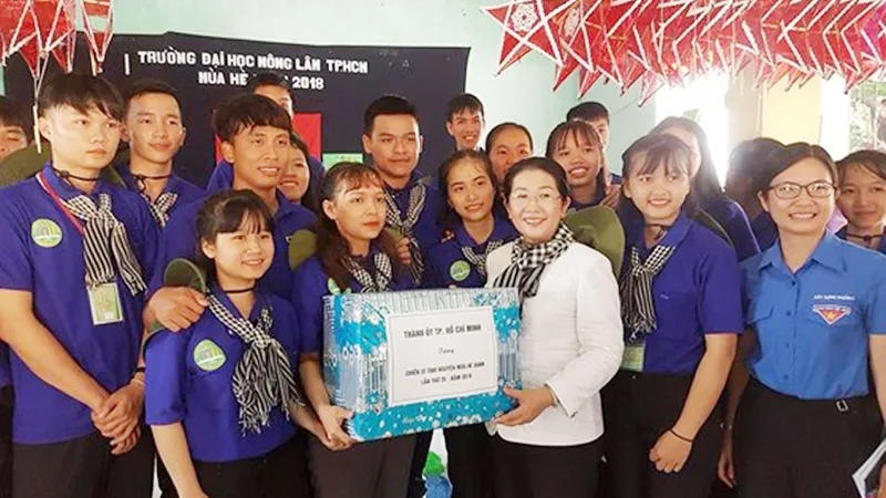Lãnh đạo TPHCM thăm chiến sĩ tình nguyện Mùa hè xanh tại Gia Lai