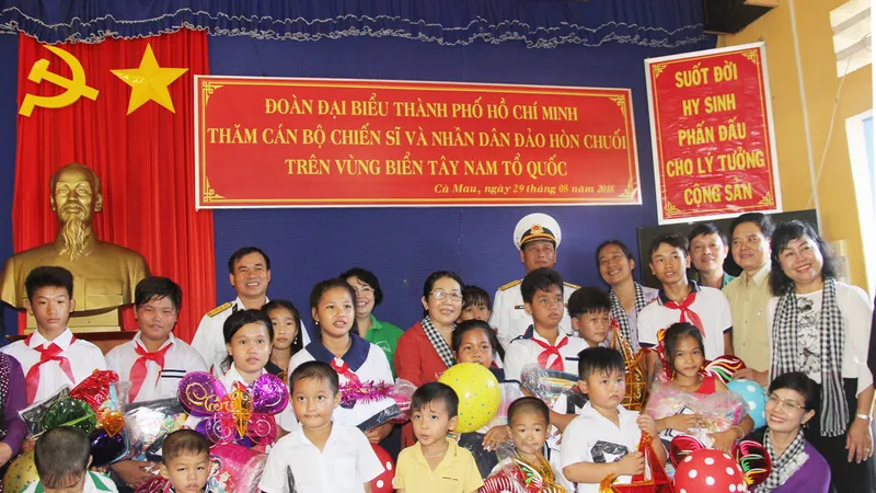 Tặng cán bộ, chiến sĩ đảo Hòn Chuối công trình vườn rau, chăn nuôi 