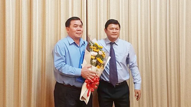 Ông Lê Văn Hùng (trái) nhận quyết định nghỉ hưu từ ngày 1-9-2018