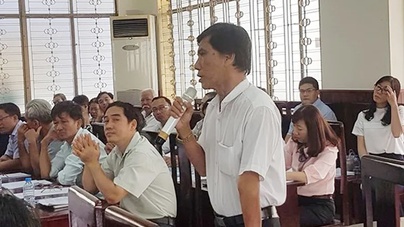 Trưởng ấp 7, xã Xuân Thới Thượng Nguyễn Văn Hùng phát biểu tại hội nghị.