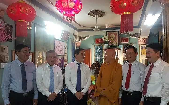 Phó Bí thư Thường trực Thành ủy Trần Lưu Quang chúc mừng Hòa thượng Thích Như Niệm, Ủy viên Thường trực Hội đồng Chứng minh Giáo hội Phật giáo Việt Nam