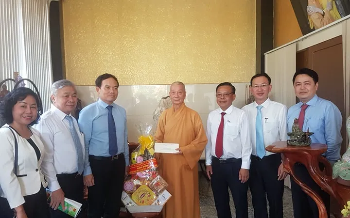 Đoàn lãnh đạo Thành ủy, HĐND, UBND, Ủy ban MTTQ Việt Nam TPHCM do đồng chí Trần Lưu Quang, Ủy viên Trung ương Đảng, Phó Bí thư Thường trực Thành ủy, làm trưởng đoàn đã đi thăm, chúc mừng Hòa thượng Thích Trí Quảng