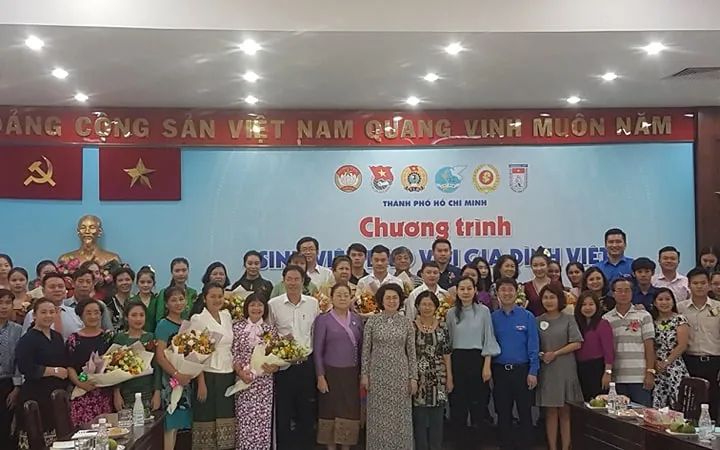  Chủ tịch Ủy ban MTTQ Việt Nam TPHCM Tô Thị Bích Châu và bà Phimpha Keomixay, Tổng Lãnh sự Lào tại TPHCM chụp hình kỷ niệm với các gia đình Việt nhận sinh viên Lào về sinh sống