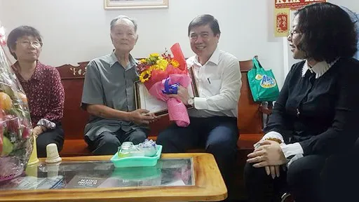 Chủ tịch UBND TPHCM Nguyễn Thành Phong thăm hỏi sức khỏe cụ Quách Văn Sinh