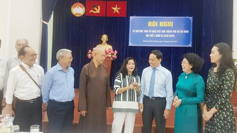 Đồng chí Trần Lưu Quang, Phó Bí thư Thường trực Thành ủy TPHCM trao đổi với đại biểu dự hội nghị