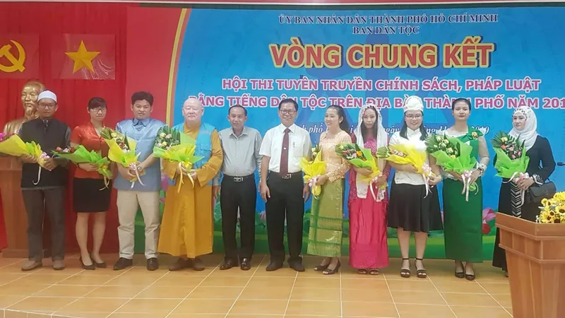 Tặng hoa các thí sinh tham gia vòng chung kết