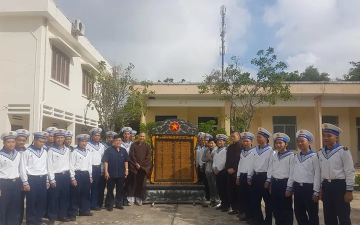 Đại diện Lữ đoàn 146 Trường Sa tiếp nhận bia tưởng niệm 64 liệt sĩ Gạc Ma