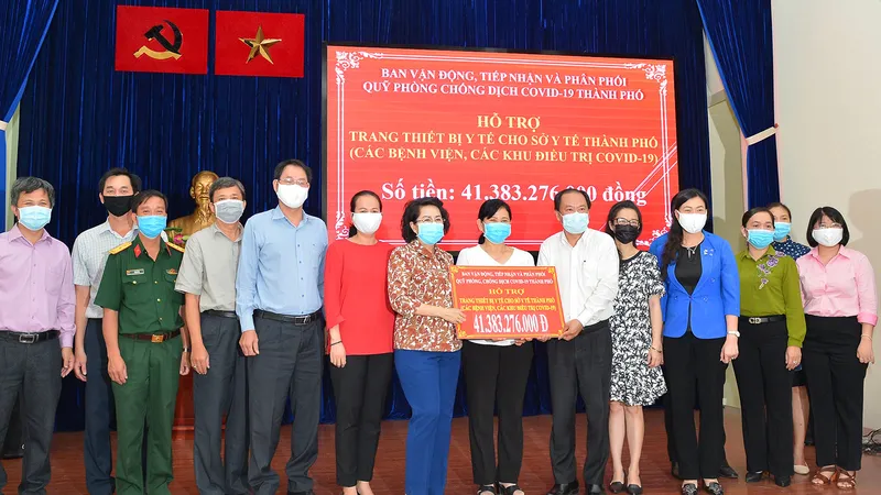 Bà Tô Thị Bích Châu và Ban Vận động, tiếp nhận và phân phối Quỹ phòng chống dịch Covid-19 hỗ trợ trang thiết bị y tế cho Sở Y Tế TPHCM. Ảnh: VIỆT DŨNG