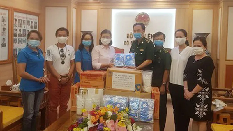 Đại diện Báo Sài Gòn Giải Phóng và các doanh nghiệp, cá nhân trao tặng trang thiết bị y tế, hàng hóa thiết yếu đến Cơ quan Thường trực Bộ Tư lệnh Bộ đội Biên phòng (phía Nam)