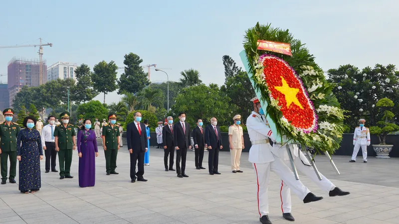 Đoàn lãnh đạo TPHCM dâng hương, dâng hoa tưởng nhớ Chủ tịch Hồ Chí Minh và các anh hùng, liệt sĩ 