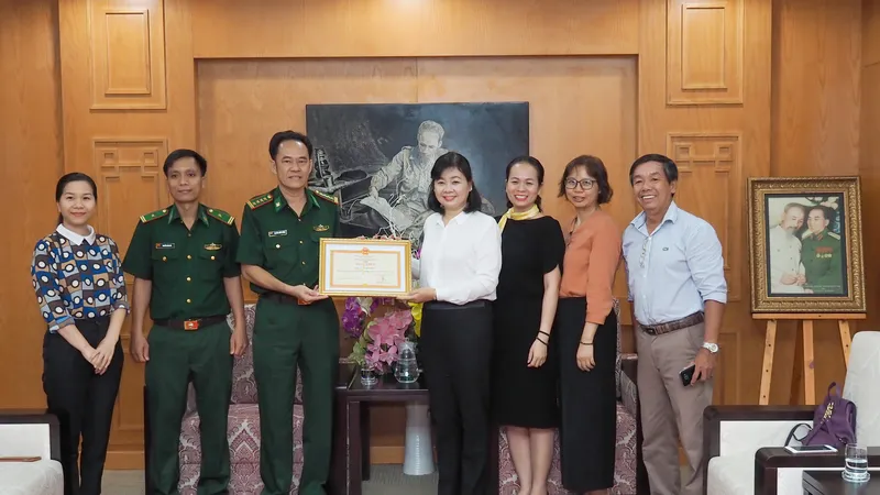 Đại diện lãnh đạo Bộ Tư lệnh Bộ đội Biên phòng trao tặng bằng khen cho Báo SGGP