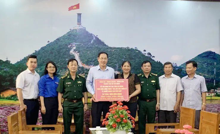 Đoàn lãnh đạo TPHCM trao bảng tượng trưng số tiền 600 triệu đồng thực hiện công trình "Mái ấm cho chiến sĩ và nhân dân nơi tuyến đầu"