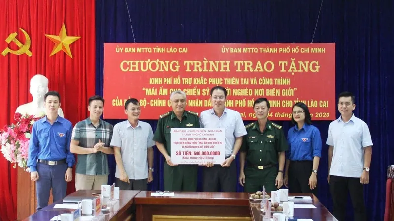 Trao bảng tượng trưng tặng 600 triệu đồng cho tỉnh Lào Cai trong chương trình "Mái ấm cho chiến sĩ và người nghèo nơi biên cương"