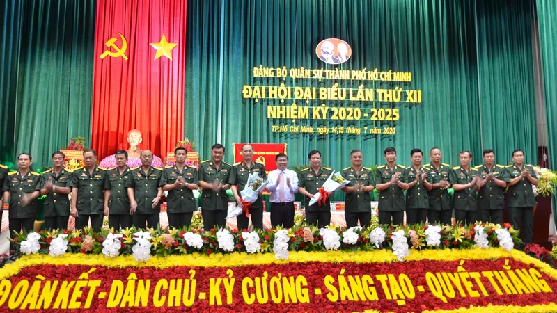 Chủ tịch UBND TPHCM Nguyễn Thành Phong tặng hoa chúc mừng Ban Chấp hành Đảng bộ Quân sự TPHCM lần XII và các đại biểu sẽ tham dự Đại hội Đại biểu Đảng bộ TPHCM lần thứ XI