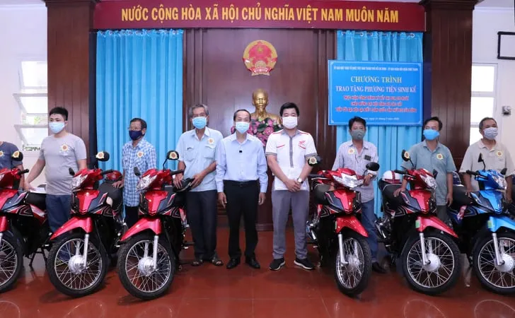 Trao xe gắn máy cho các hộ nghèo làm phương tiện sinh kế