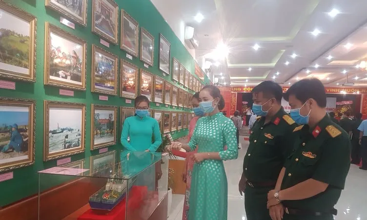 Các đại biểu tham quan hiện vật, hình ảnh tại triển lãm