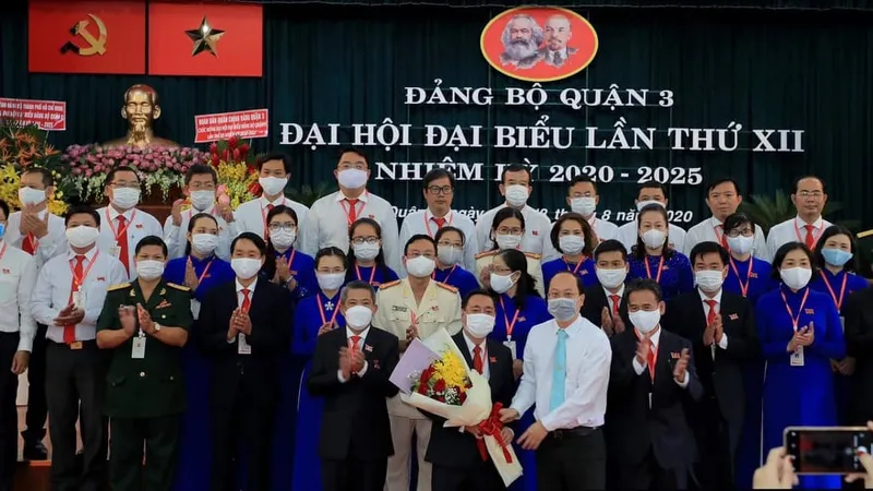 Đồng chí Nguyễn Hồ Hải, Ủy viên Thường vụ, Trưởng Ban Tổ chức Thành ủy TPHCM tặng hoa chúc mừng Ban Chấp hành Đảng bộ quận 3 (nhiệm kỳ 2020-2025)