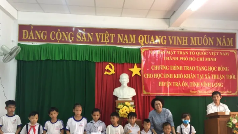 Chủ tịch Ủy ban MTTQ Việt Nam TPHCM Tô Thị Bích Châu tặng học bổng các em học sinh bậc tiểu học, gia đình hộ nghèo