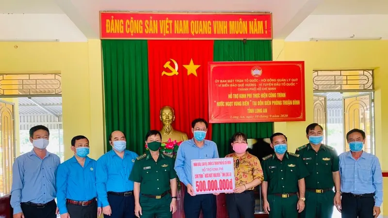 TPHCM thăm, tặng quà lực lượng biên phòng tỉnh Long An tham gia phòng chống dịch Covid-19
