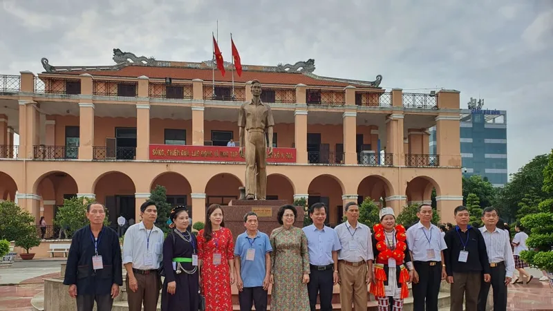Đoàn đại biểu già làng, trưởng bản tiêu biểu vùng biên giới phía Bắc dâng hương tưởng niệm Chủ tịch Hồ Chí Minh