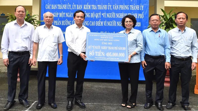 Đồng chí Trần Lưu Quang trao ủng hộ Quỹ Vì người nghèo TPHCM. Ảnh: VIỆT DŨNG​