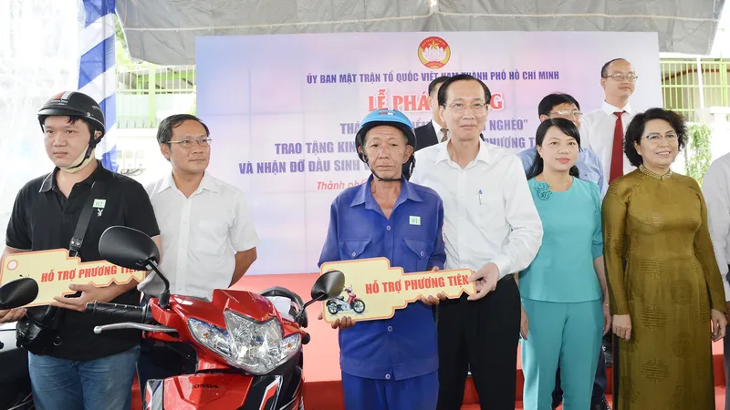  Phó Chủ tịch Thường trực UBND TPHCM Lê Thanh Liêm và Chủ tịch Ủy ban MTTQ Việt Nam TPHCM Tô Thị Bích Châu tặng xe máy cho người nghèo tại Tháng cao điểm "Vì người nghèo", sáng 8-10-2020. Ảnh: VIỆT DŨNG