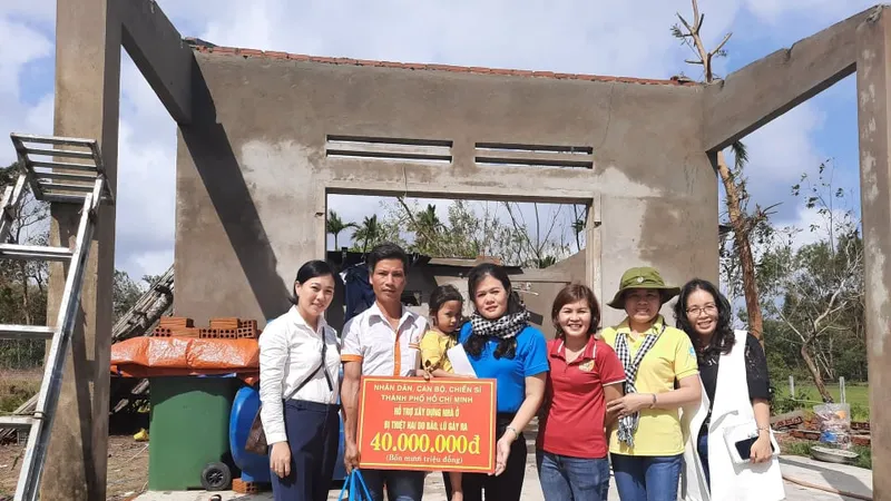 Trao kinh phí xây dựng nhà cho một hộ gia đình bị sập nhà