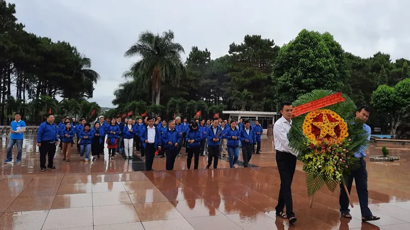 Đoàn cán bộ dân vận tiêu biểu TPHCM dâng hương tại Nghĩa trang liệt sĩ Đắk Lắk 