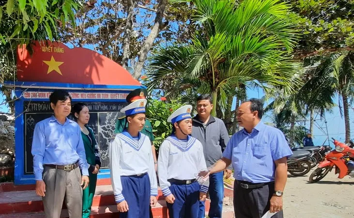 Đoàn đại biểu các tỉnh thành Nam bộ đi thăm, chúc tết cán bộ, chiến sĩ tại Vùng biển Tây Nam 