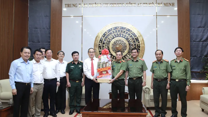Đoàn lãnh đạo TPHCM thăm, chúc tết Công an TPHCM và Quân khu 7
