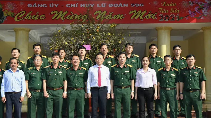 Đoàn lãnh đạo TPHCM thăm, chúc tết các đơn vị quân đội