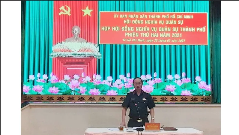 Thiếu tướng Nguyễn Văn Nam, Ủy viên Ban Thường vụ Thành ủy, Tư lệnh Bộ Tư lệnh TPHCM, Phó Chủ tịch Thường trực Hội đồng NVQS TPHCM, chủ trì phiên họp