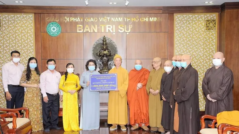 Hòa thượng Thích Trí Quảng, Đệ nhất Phó Pháp chủ Giáo hội Phật giáo Việt Nam, Trưởng Ban Trị sự Giáo hội Phật giáo Việt Nam TPHCM trao bảng tượng trưng số tiền 1 tỷ đồng ủng hộ Quỹ "Phòng chống dịch Covid-19 TPHCM"