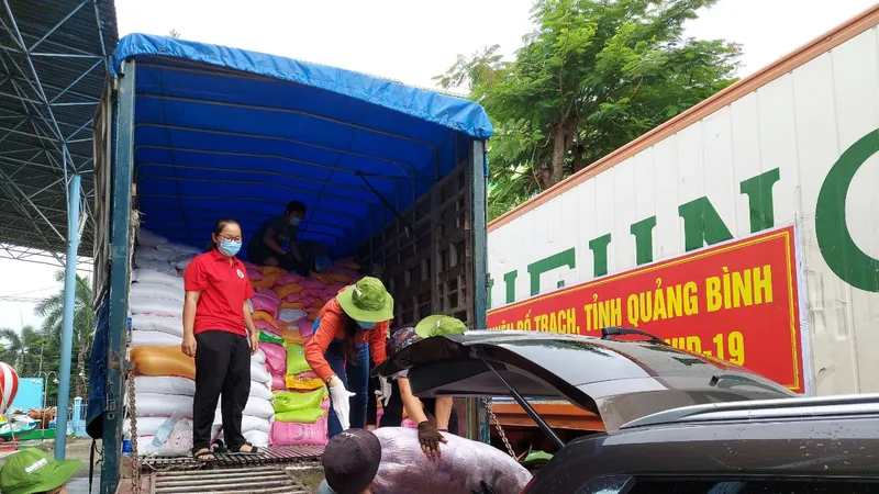 Phân phối hàng đi các nơi từ "Chuyến xe nghĩa tình" của tỉnh Quảng Bình