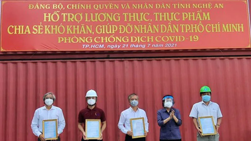 Chủ tịch Ủy ban MTTQ Việt Nam TPHCM Tô Thị Bích Châu gửi thư cám ơn của lãnh đạo Thành ủy TPHCM đến đại diện các doanh nghiệp ủng hộ công tác vận chuyển, tiếp nhận gần 300 tấn hàng hóa
