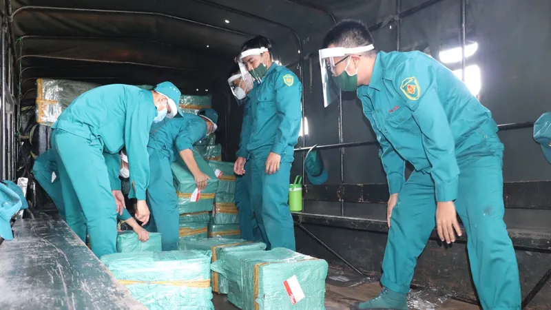 Tiếp nhận bánh chưng chuyển về các quận huyện hỗ trợ người dân